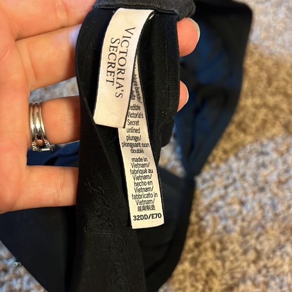 32DD Victoria’s Secret plunge front bra, no padding, buttery soft fabric - Picture 3 of 3